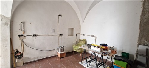 Indipendente, Parzialmente Ristrutturato, con Locale